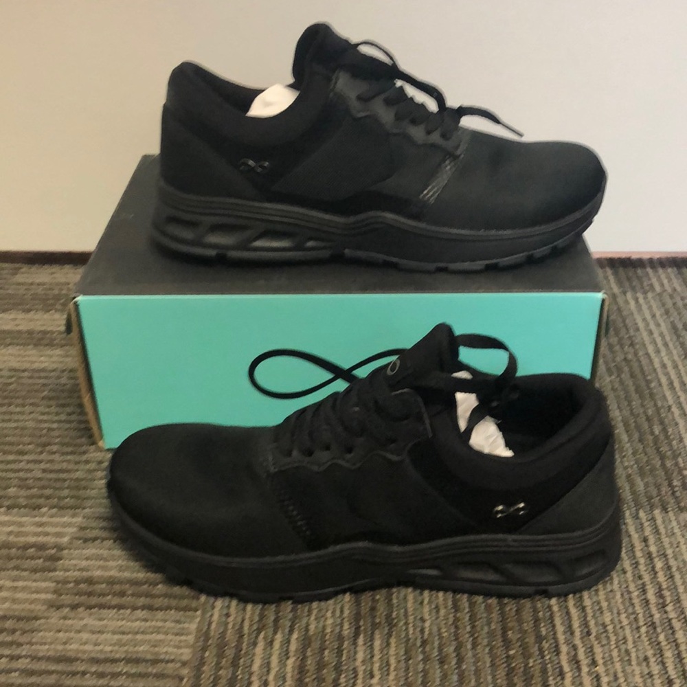 Mens infinity black tennis shoe NIB size 8.5